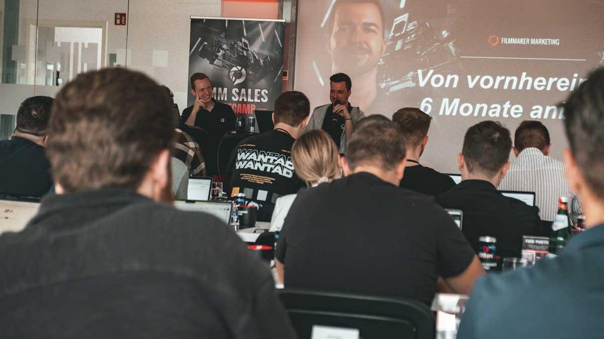 Gordon Wolfertz und Jannik Vierzigmann haben mit Filmemacher.ai eine KI-Initiative ins Leben gerufen, die Kreativen hilft, den technologischen Wandel gezielt für sich zu nutzen. 