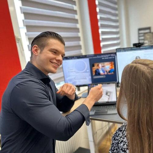 Adrian bei Erklärung der Bauakte