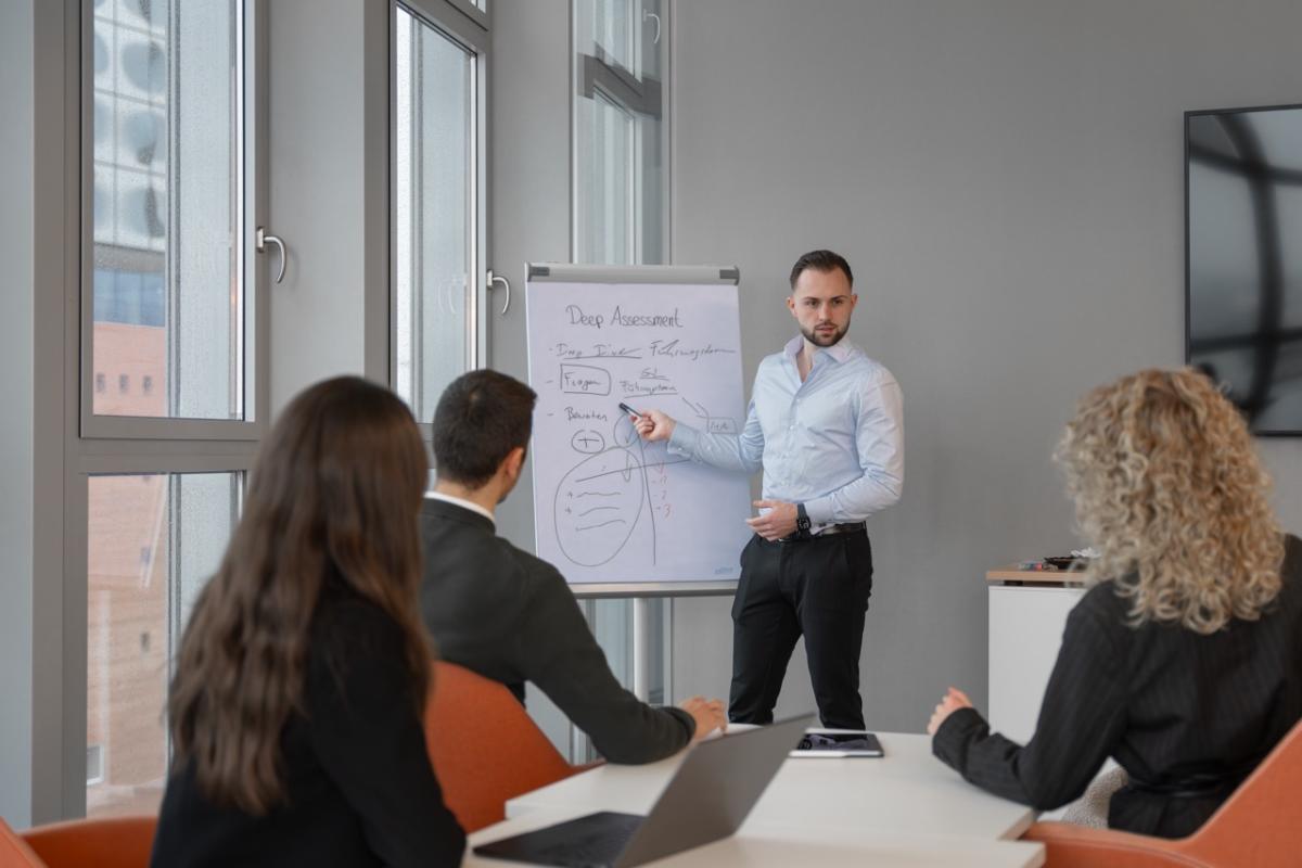 Silas Wübbolt führt Mitarbeitende in die Plattformmatrix von BOLT MEDIA ein.