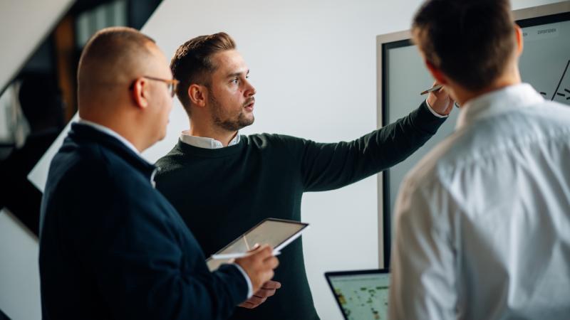 Simon Klein während eines internen Strategiemeetings