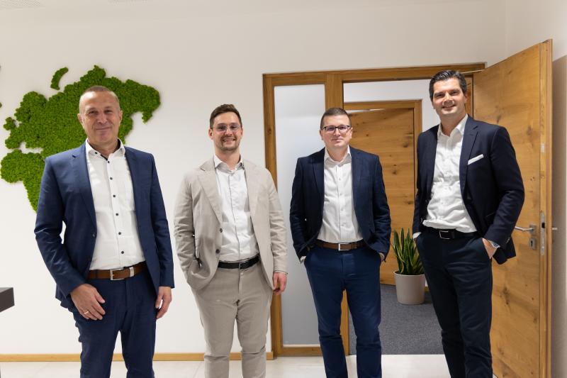 Simon Klein (im beigen Anzug) zu Besuch bei der consaris AG in Freising