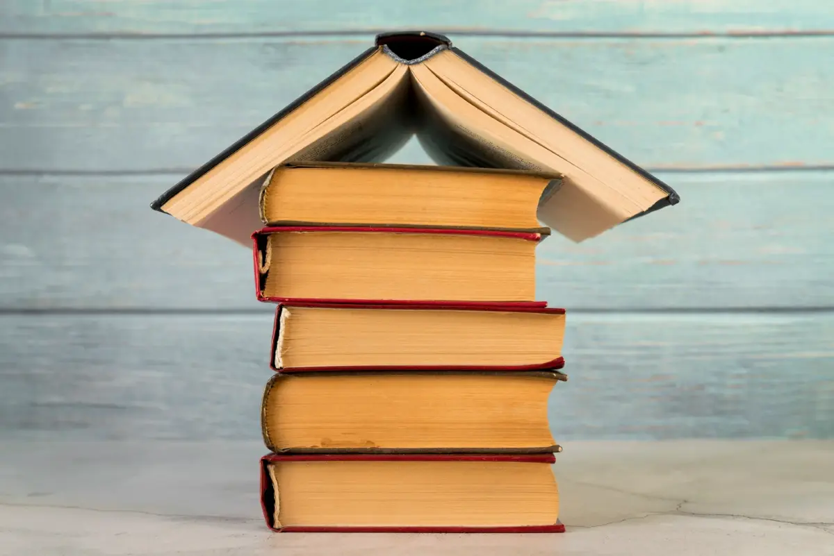 Stapel von Büchern, die ein Buch für Business symbolisieren.