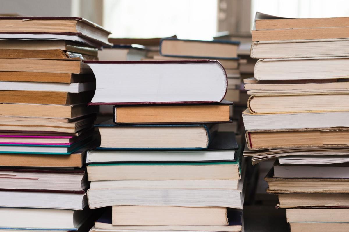 Stapel von Büchern, die professionelles Selfpublishing verdeutlichen.