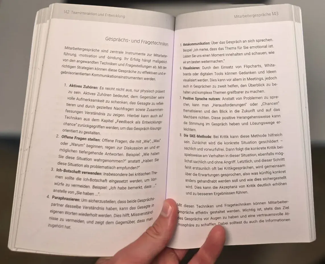 Offene Seiten eines Sachbuchs zum Thema 'Sachbuch schreiben' in der Hand.
