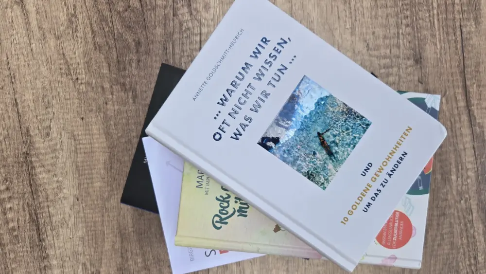 Ein Stapel von Büchern, darunter das Sachbuch "Warum wir oft nicht wissen, was wir tun".