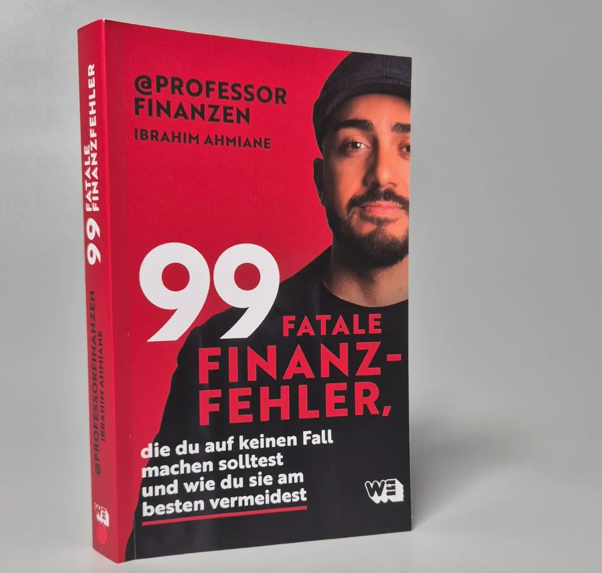 Das Buch '99 fatale Finanzfehler', das Finanzwissen vermittelt.