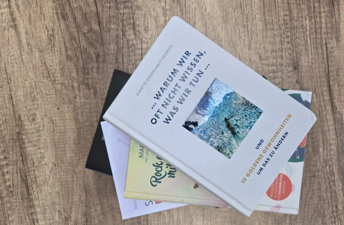 Eine Anordnung von Büchern, die die Idee des prüfbaren Autoritätsbelegs verdeutlichen.