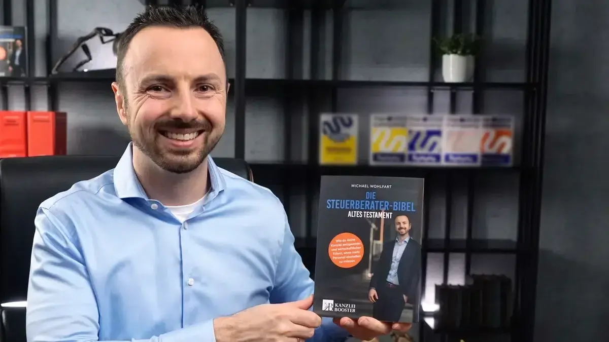 Autor hält sein Expertenbuch in die Kamera, um die Vorteile eines Expertenbuchs zu zeigen.