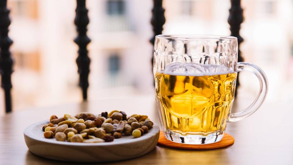 Ein Glas Bier und eine Schale mit Snacks zur Erzählung einer Geschichte.