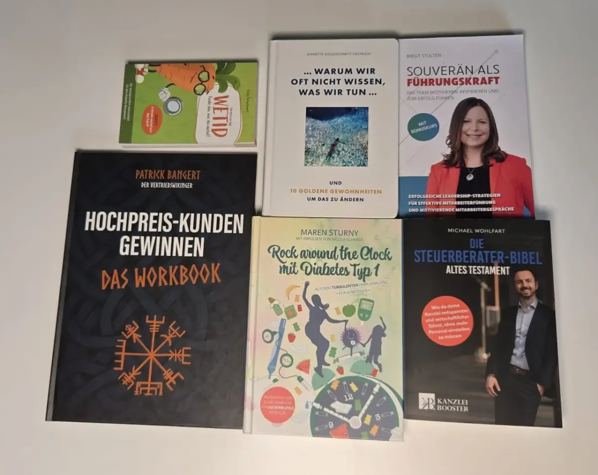 Verschiedene Sachbücher zum Thema Sachbuch veröffentlichen auf einem Tisch.