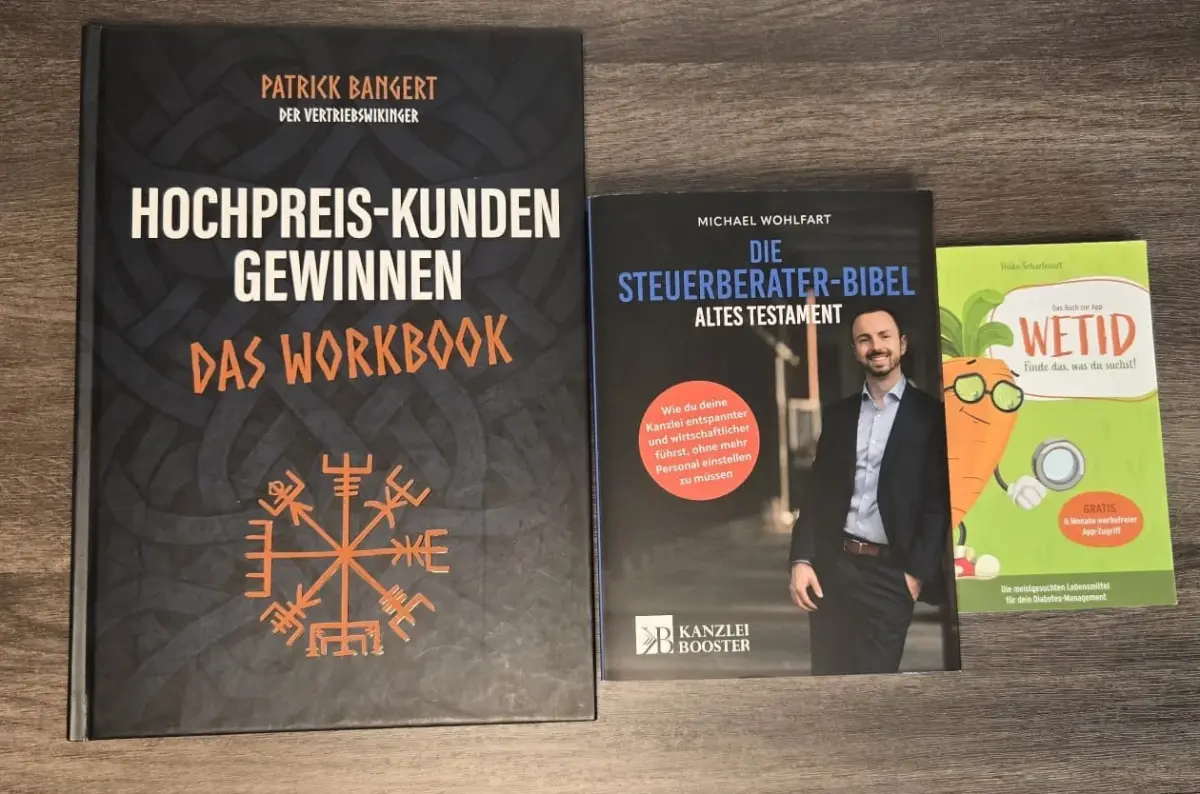Drei Bücher, darunter das Workbook 'Hochpreis-Kunden Gewinnen' und 'Die Steuerberater-Bibel'.