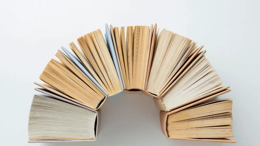 Eine Gruppe von Büchern, die als Zentrum für Marketing dienen kann.
