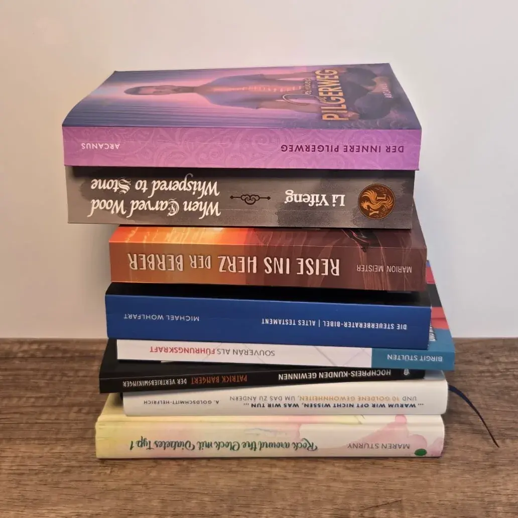 Stapel von Büchern, die als eigener Vertrauenskanal dienen können.
