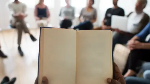 Ein eigenes Buch kann dich vor ein Publikum bringen, wenn die Qualität stimmt.