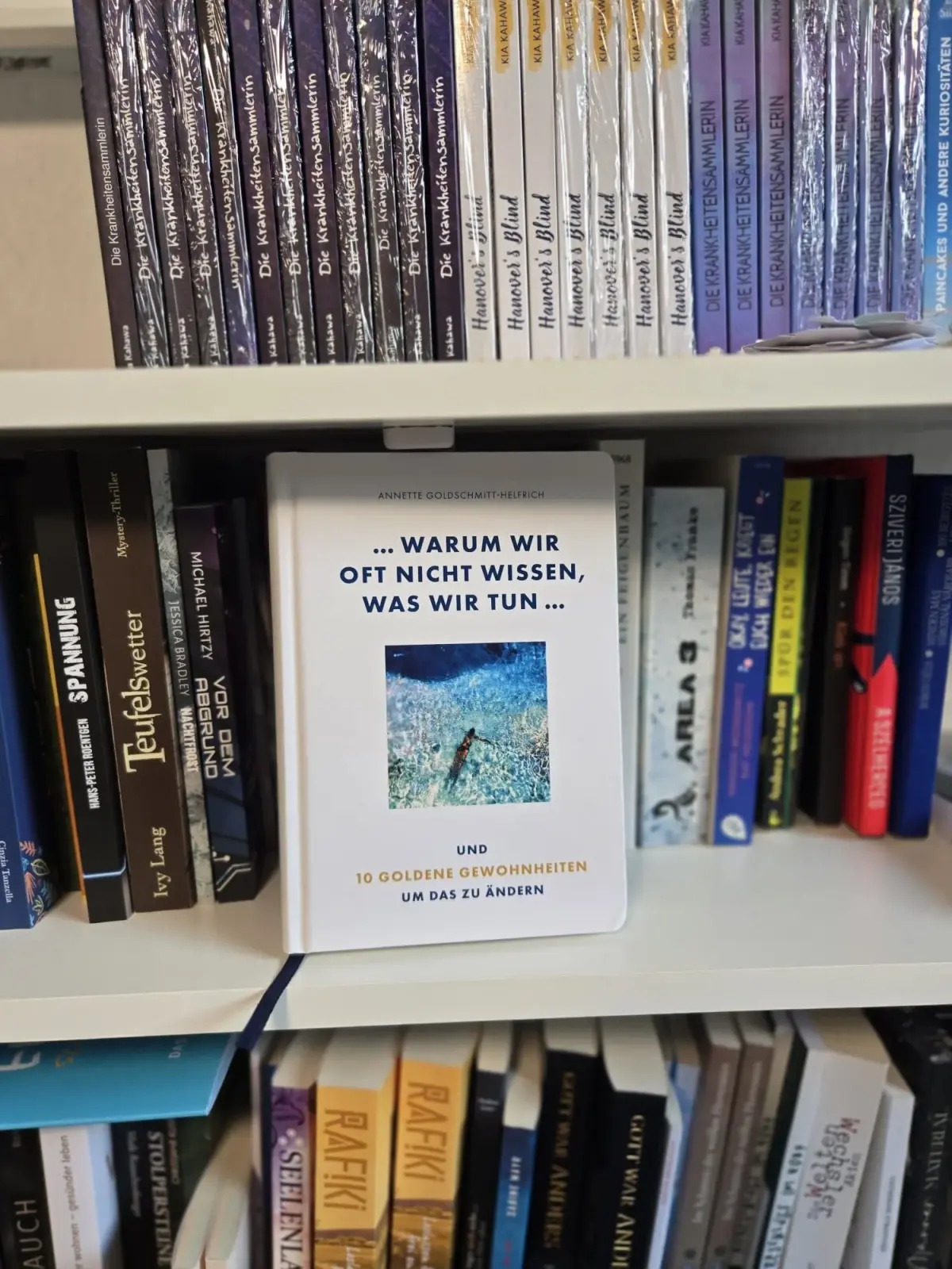 Ein eigenes Buch in einem Regal zwischen anderen Büchern, das den Fokus auf qualifizierte Anfragen legt.