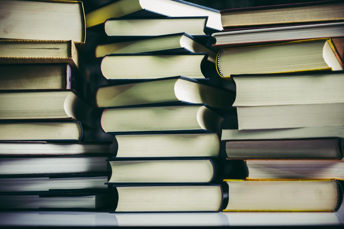 Ein Stapel von Büchern, die das Thema Druckkostenzuschuss Verlag widerspiegeln.