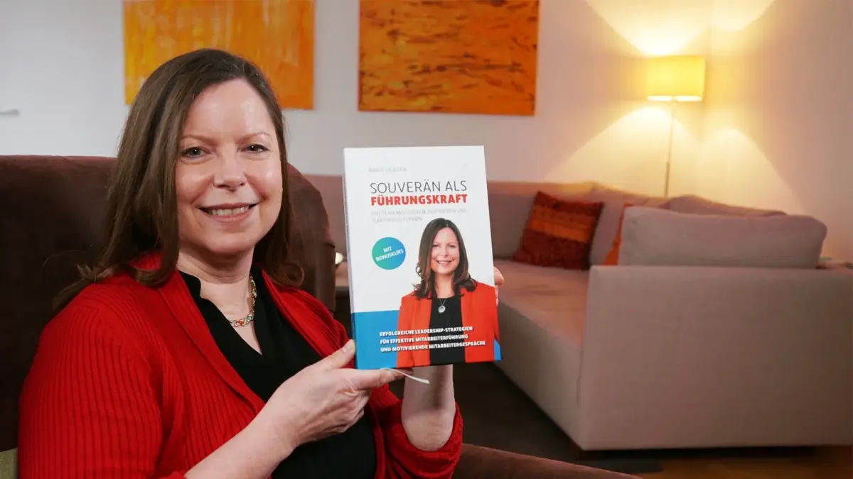Birgit Stülten zeigt ihr Buch 'Souverän als Führungskraft' für Autorität im Coaching.
