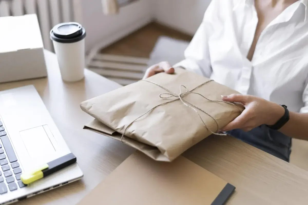 Eine Person hält ein verpacktes Zertifikat und zeigt den Unterschied zu wahrgenommener Autorität.