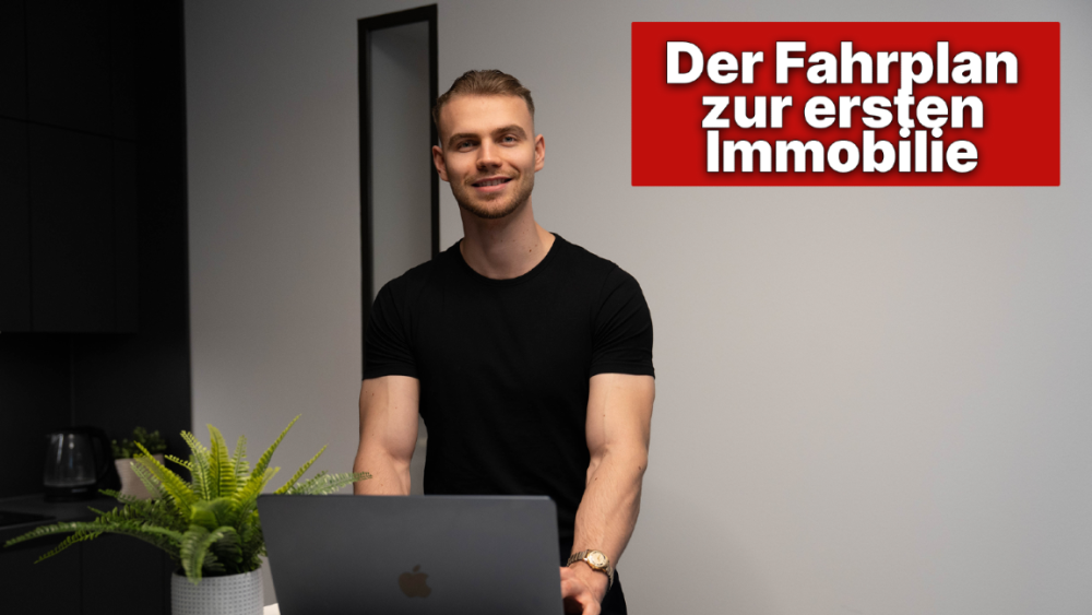 Mann am Laptop mit Pflanzen, der Fahrplan zur ersten Eigentumswohnung erläutert.