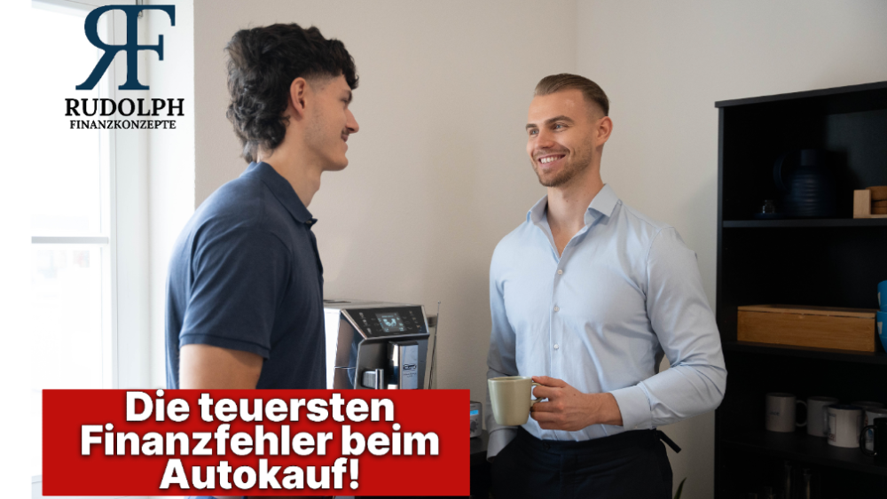 Zwei Männer im Gespräch über Finanzfehler beim Autokauf in einer modernen Küche.