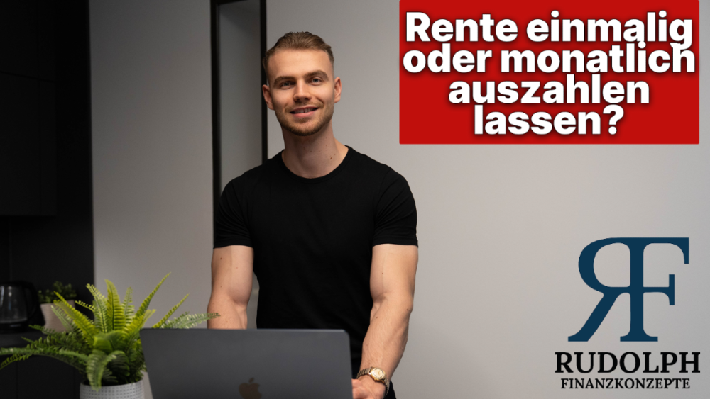 Mann steht vor Laptop und diskutiert die Entscheidung für Rente einmalig oder monatlich auszahlen.