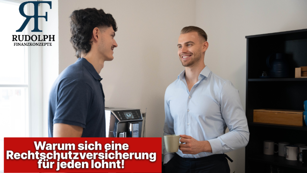 Zwei Männer unterhalten sich über Rechtsschutzversicherung in einem modernen Raum.