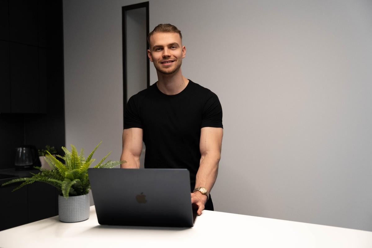 Männlicher Anwender am Laptop, der die Riester-Rente erklärt.