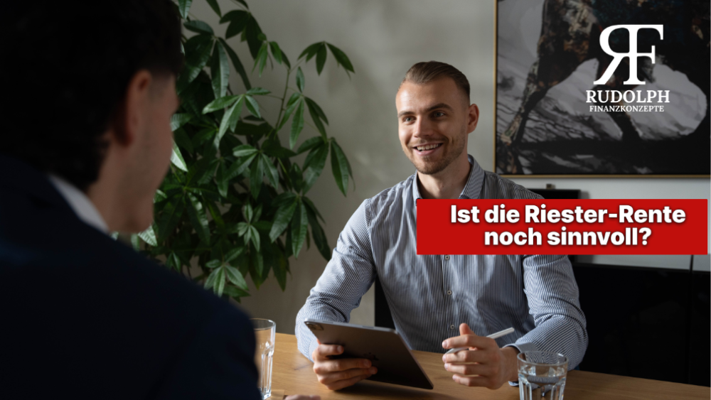 Beratungsgespräch über die Frage, ob die Riester-Rente noch sinnvoll ist.