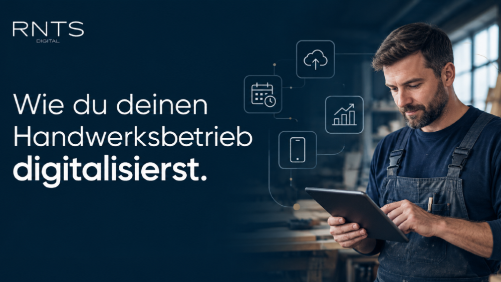 Mann digitalisiert seinen Handwerksbetrieb mit einem Tablet.