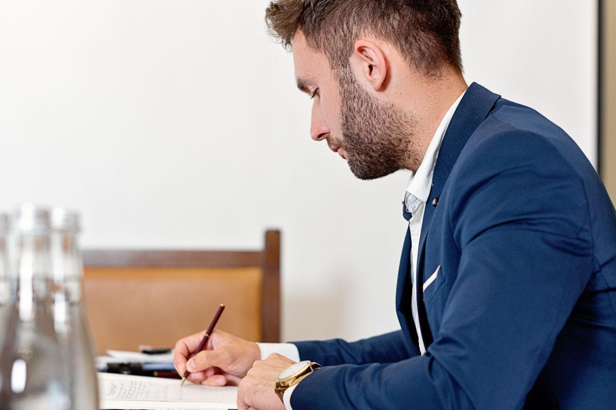 Ein Gesellschafter-Geschäftsführer notiert Informationen zur Aktivrente.