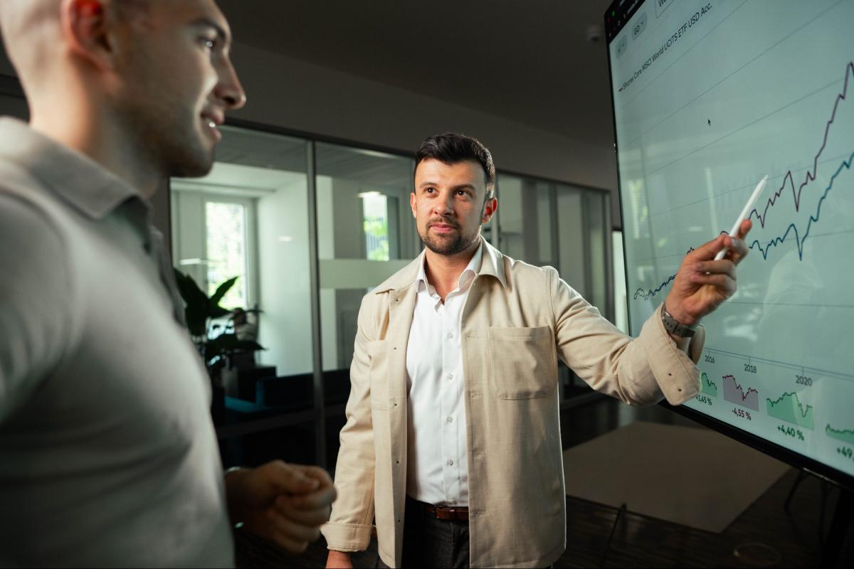 Deine GmbH bietet dir einen steuerlichen Hebel, den ein klassischer Angestellter&nbsp;oder ein klassischer Selbstständiger nicht hat.