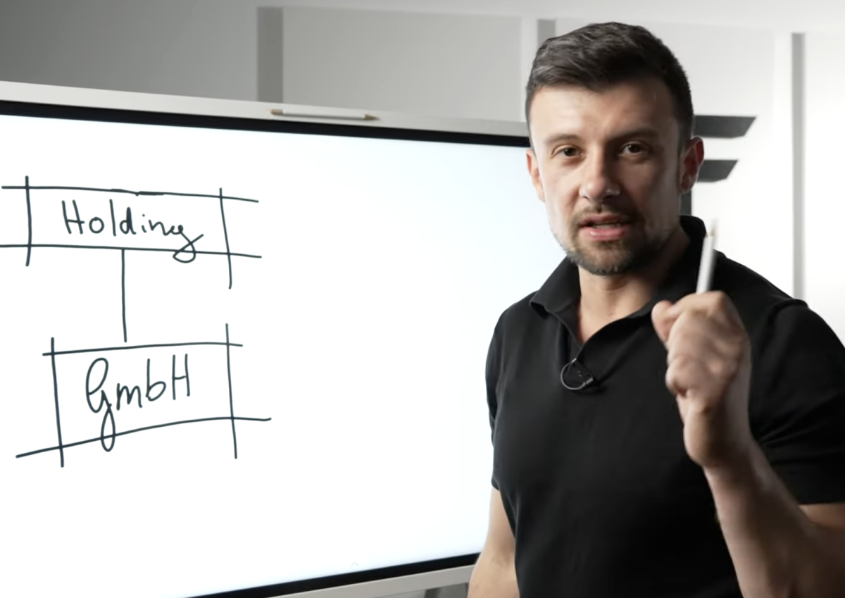 Tobias Vetter zeigt das Holding Setup