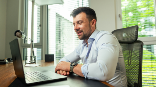 Tobias Vetter berät einen GGF zu seiner Einnahmensituation im Alter