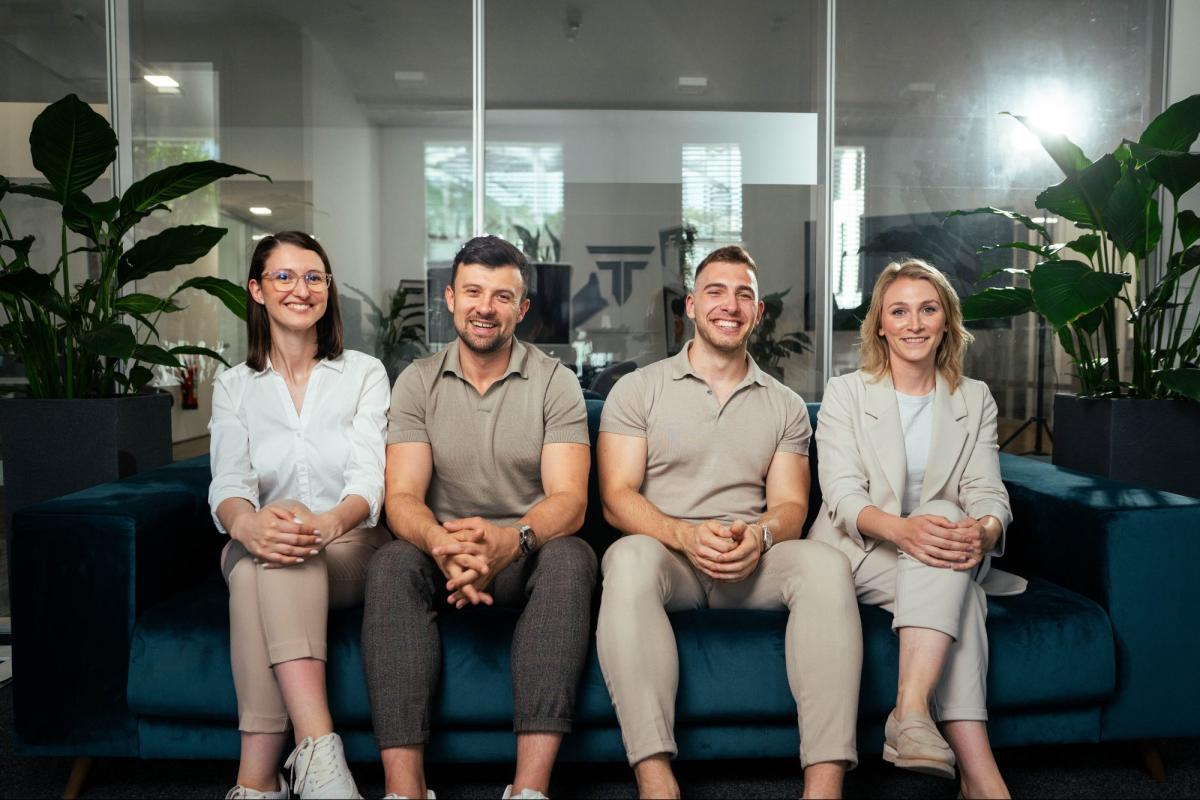 Team in Büro zeigt Handlungsbedarf zur Rentenreform 2026.
