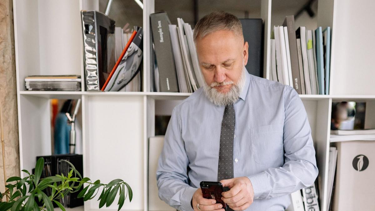 GmbH-Geschäftsführer nutzt den 676 €-Trick mit Smartphone.