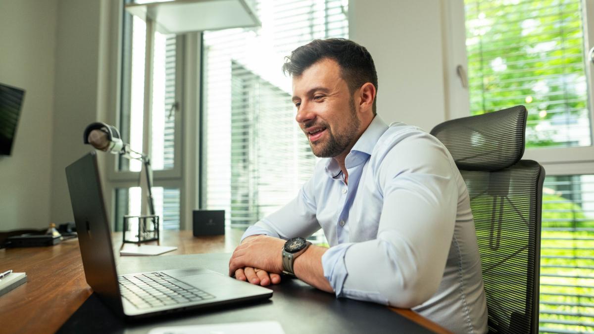 GmbH Geschäftsführer beim Video-Call zum 676 €-Trick für ETF-Investitionen.