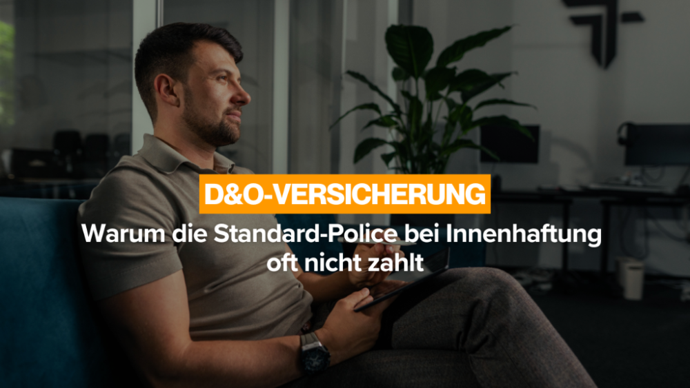 Mann mit Tablet in einer modernen Umgebung, D&O-Versicherung Thema.