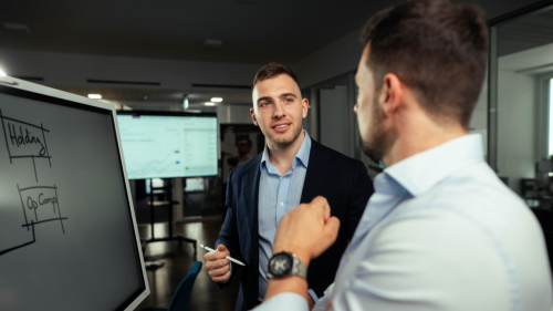 Luca Himmer erklärt die betriebliche Altersvorsorge für Geschäftsführer