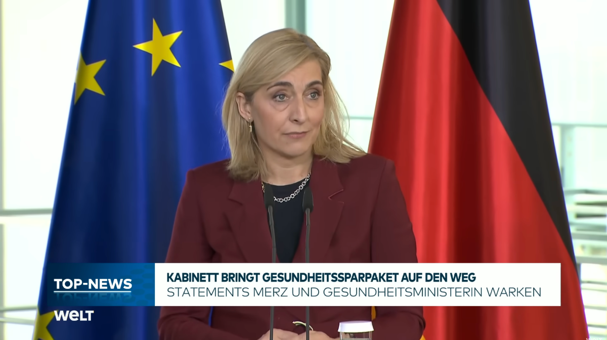 Gesundheitsministerin Warken berichtet auf der Pressekonferenz über die GKV-Reform. Quelle: https://www.youtube.com/watch?v=xXe1pV6laVQ&t=15s, abgerufen am 01.05.2026