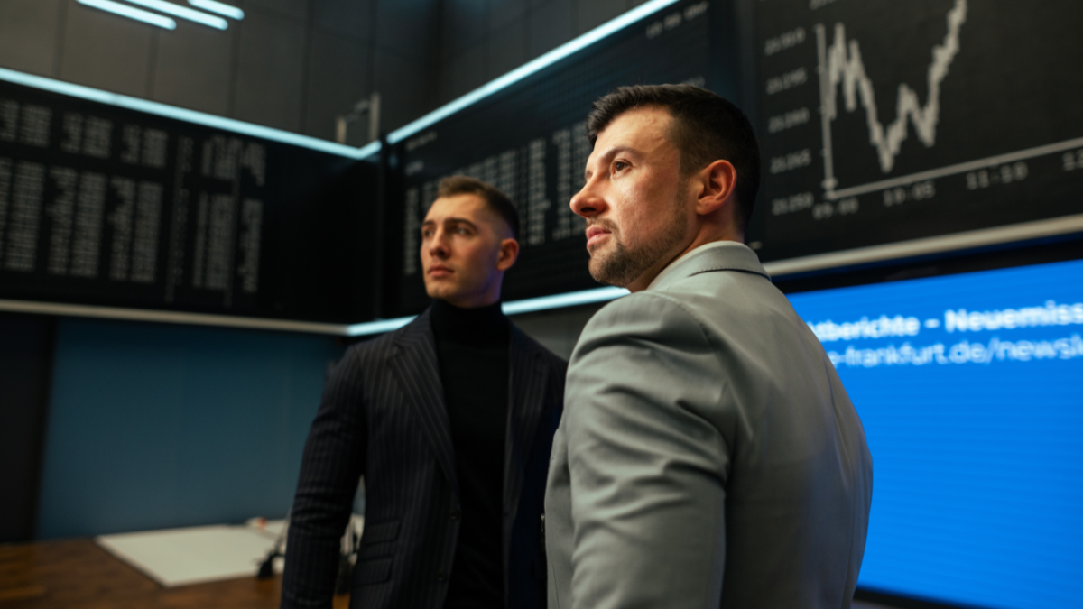 Luca Himmer (l.) und Tobias Vetter (r.) auf dem Parkett der Frankfurter Börse