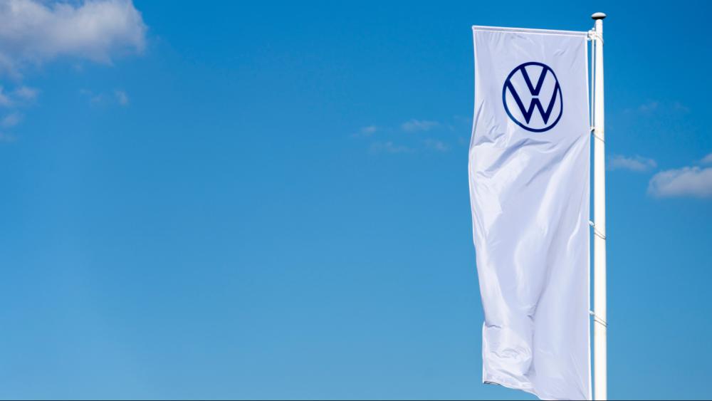 Die Flagge von Volkswagen weht hoch während der VW-Krise.