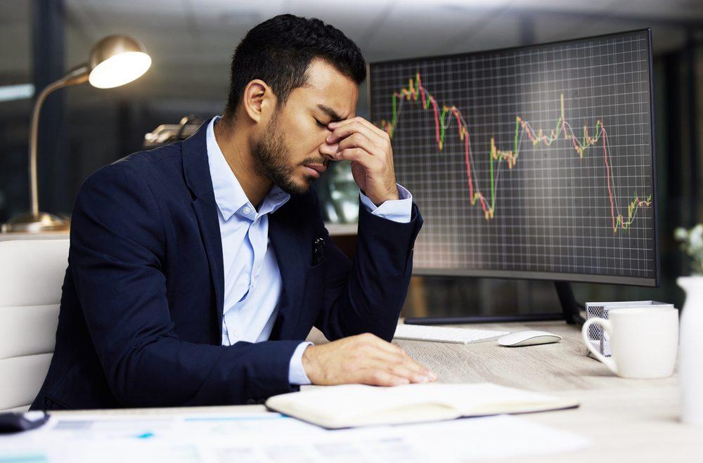 Frustrierter Trader am PC zeigt die Bedeutung von Stop-Loss im Trading.