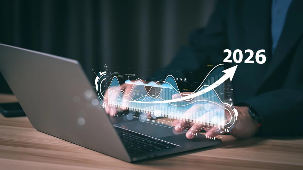 Ein Marktanalyst arbeitet an einem Laptop, während er den KI-Aktien-Trend für 2026 visualisiert.