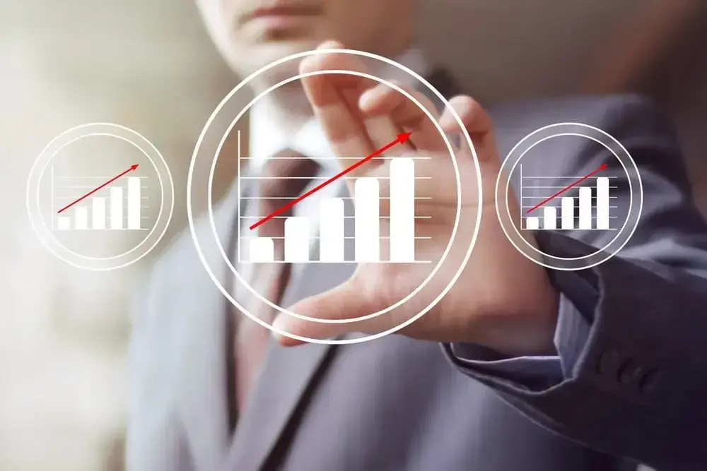 Bei der Buy-and-hold-Strategie setzt Du beim Aktienkauf darauf, dass sich die Kurse langfristig nach oben entwickeln