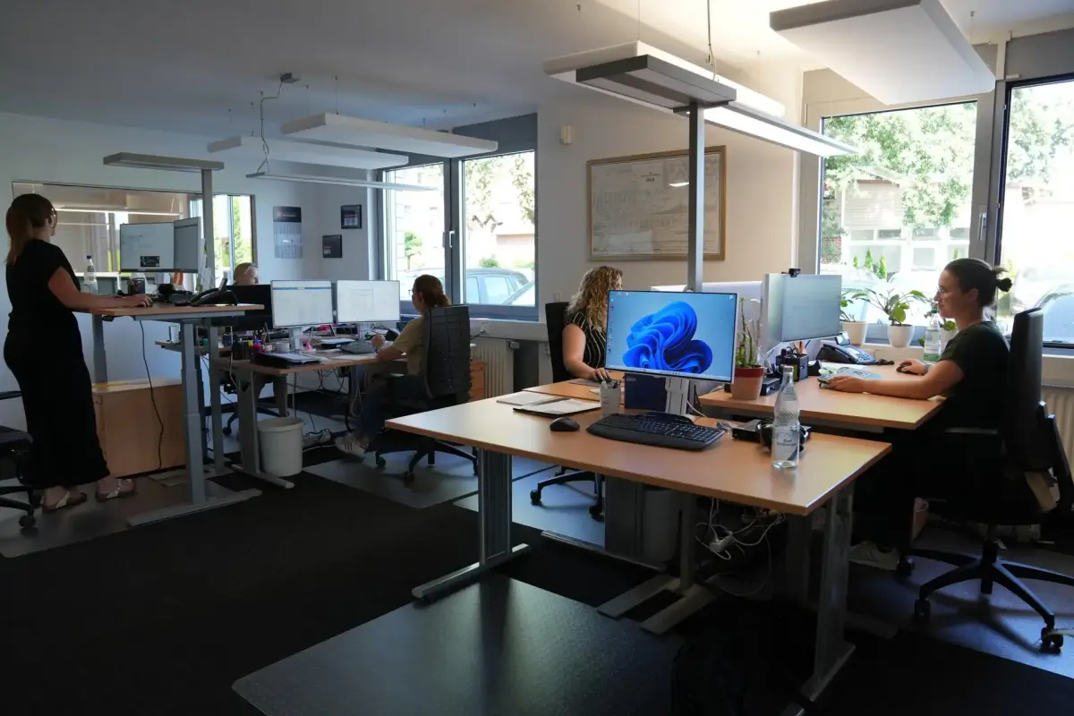 Arbeitsumgebung bei Lüddemann Investments mit Mitarbeitern am Arbeitsplatz.