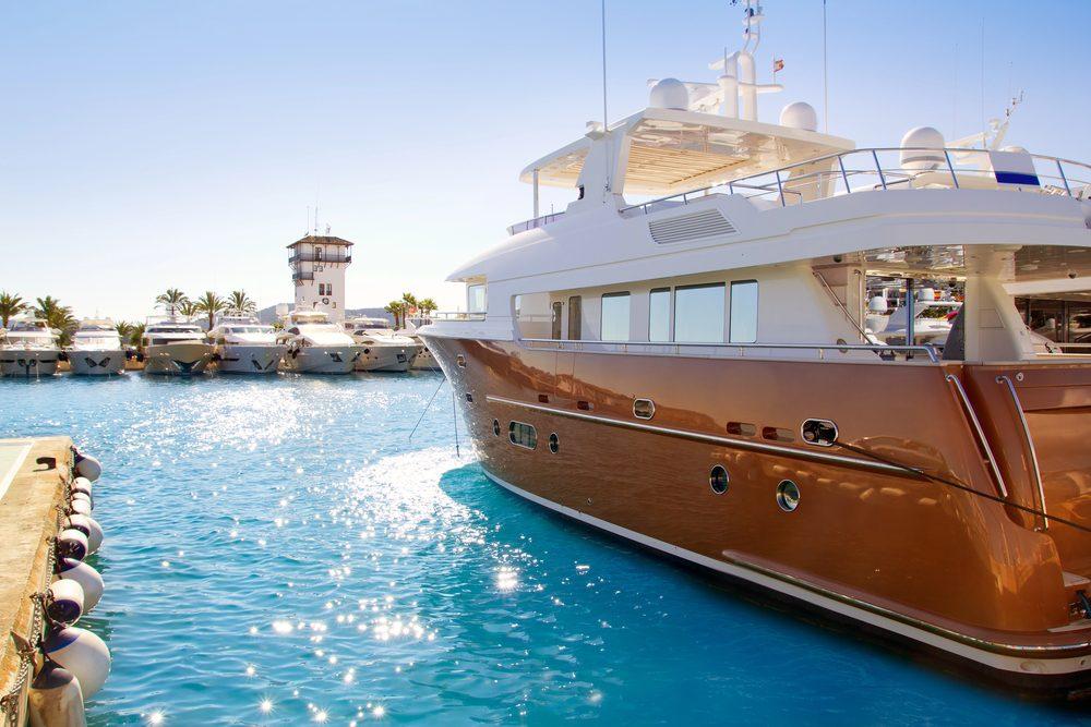 Luxuriöse Yacht liegt im Hafen, Symbol für finanzielle Unabhängigkeit.