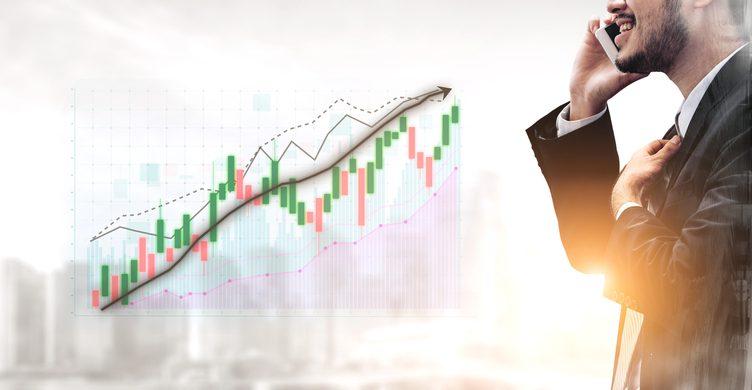 Trader analysiert Aktienchart, um Gewinne mitnehmen zu können.