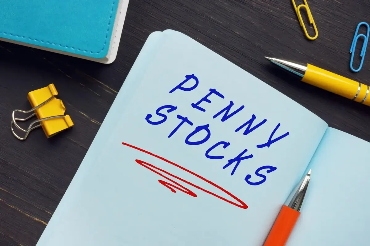 Notizbuch mit dem Schriftzug Pennystocks und Schreibutensilien.