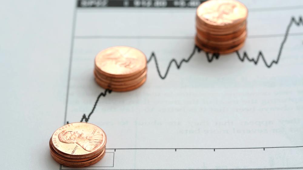 Drei Münzstapel zeigen den Kursverlauf beim Handel mit Pennystocks.