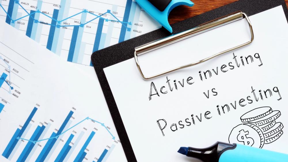 Diagramm zeigt die Unterschiede zwischen passivem und aktivem Investieren.